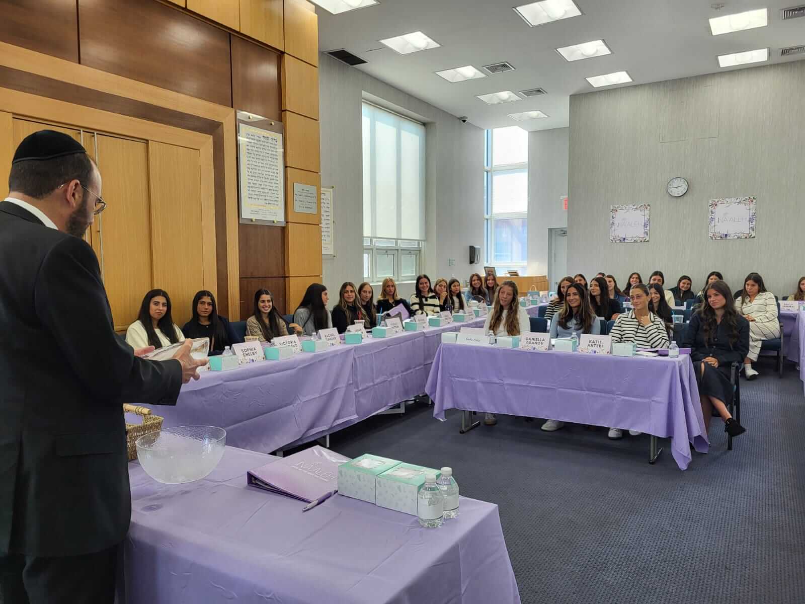 A Na'aleh class with Rabbi Joey Haber
